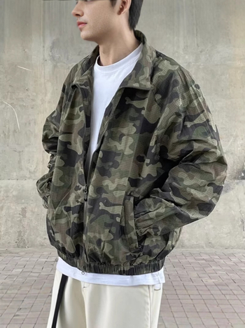 Vjetrovka slobodnog kroja, tanki poliester materijal, zatvarač, bočni džepovi