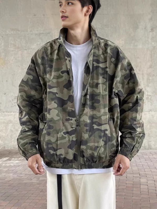 Vjetrovka slobodnog kroja, tanki poliester materijal, zatvarač, bočni džepovi