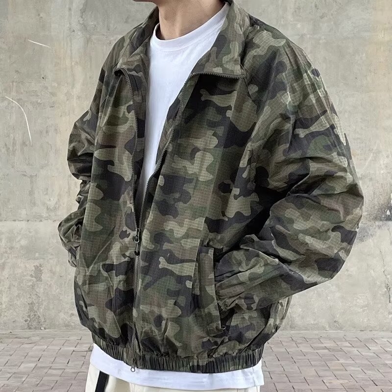 Vjetrovka slobodnog kroja, tanki poliester materijal, zatvarač, bočni džepovi