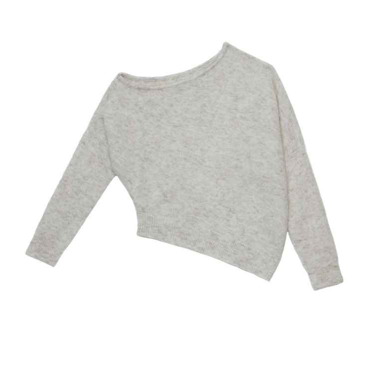 Ženski pulover od mohaira, s asimetričnim ramenima, gornji dio dekolta tipa boat neck, slobodan kroj, dugi rukavi, smjesa akrilnih vlakana, srednje gustoće, duljina 50-65 cm