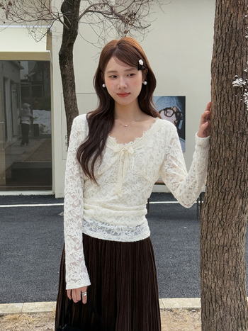 Nailona un elastāna krekls, krāsu blokas raksts, V kakla izgriezums, garas piedurknes, minimālistisks stils