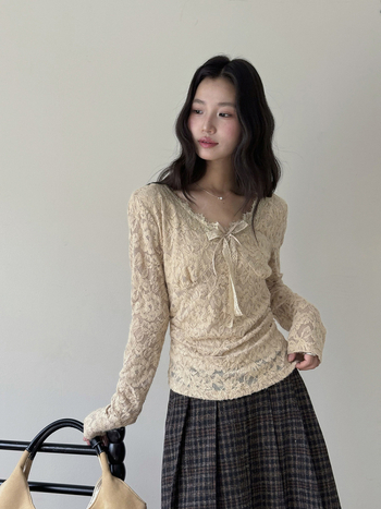 Nailona un elastāna krekls, krāsu blokas raksts, V kakla izgriezums, garas piedurknes, minimālistisks stils