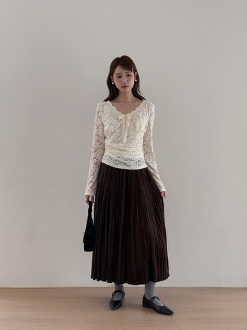 Nailona un elastāna krekls, krāsu blokas raksts, V kakla izgriezums, garas piedurknes, minimālistisks stils