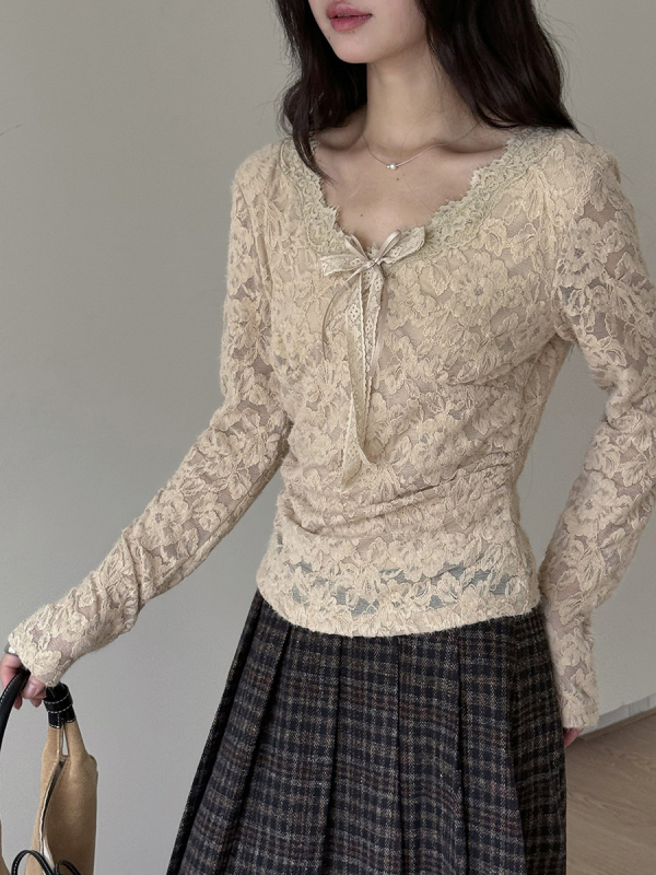 Nailona un elastāna krekls, krāsu blokas raksts, V kakla izgriezums, garas piedurknes, minimālistisks stils