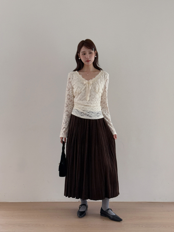 Nailona un elastāna krekls, krāsu blokas raksts, V kakla izgriezums, garas piedurknes, minimālistisks stils