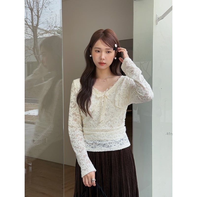 Nailona un elastāna krekls, krāsu blokas raksts, V kakla izgriezums, garas piedurknes, minimālistisks stils