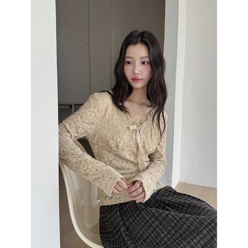 Nailona un elastāna krekls, krāsu blokas raksts, V kakla izgriezums, garas piedurknes, minimālistisks stils