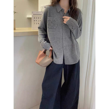 Kardigan od pletenog s otvorenim manžetama, visokim ovratnikom, dugim rukavima, jednim džepom