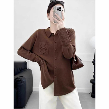 Kardigan od pletenog s otvorenim manžetama, visokim ovratnikom, dugim rukavima, jednim džepom