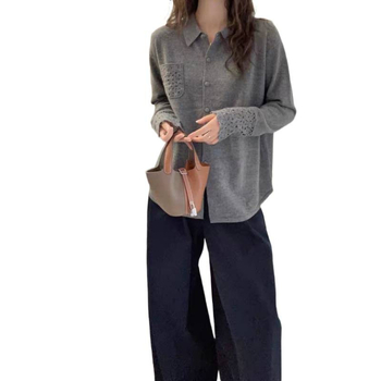 Kardigan od pletenog s otvorenim manžetama, visokim ovratnikom, dugim rukavima, jednim džepom