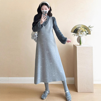 Tehotenské pletené šaty s výšivkou, nafúknutými rukávmi a sukňou s traky, zimná verzia 2024