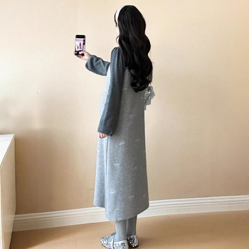 Tehotenské pletené šaty s výšivkou, nafúknutými rukávmi a sukňou s traky, zimná verzia 2024