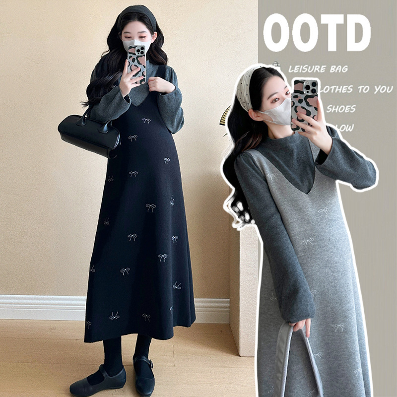 Tehotenské pletené šaty s výšivkou, nafúknutými rukávmi a sukňou s traky, zimná verzia 2024