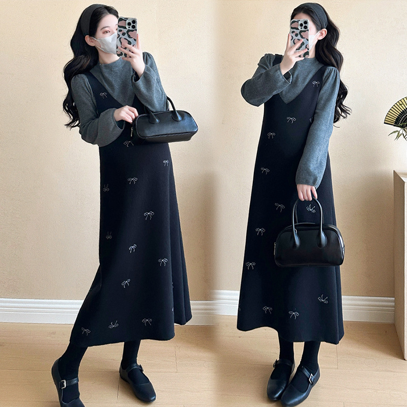 Tehotenské pletené šaty s výšivkou, nafúknutými rukávmi a sukňou s traky, zimná verzia 2024