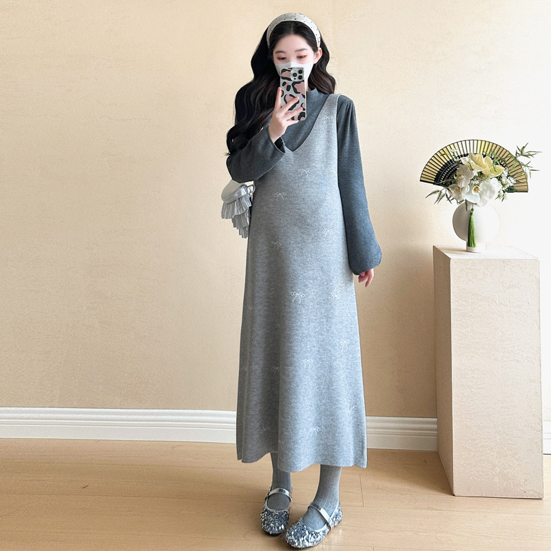 Tehotenské pletené šaty s výšivkou, nafúknutými rukávmi a sukňou s traky, zimná verzia 2024