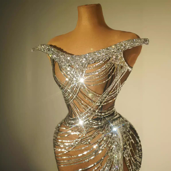 Ženski scenski kostim s kratkom suknjom s resama i kristalima, od spandeksa (80–90% sastav), za pozornicu