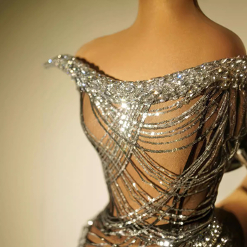 Ženski scenski kostim s kratkom suknjom s resama i kristalima, od spandeksa (80–90% sastav), za pozornicu