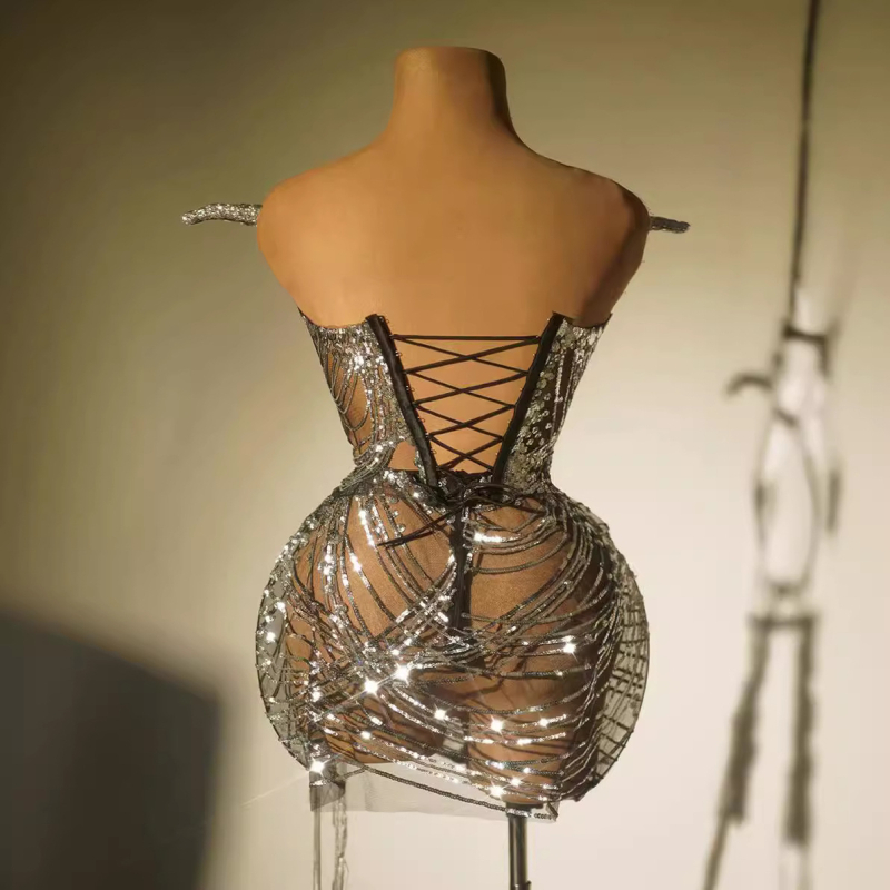 Ženski scenski kostim s kratkom suknjom s resama i kristalima, od spandeksa (80–90% sastav), za pozornicu