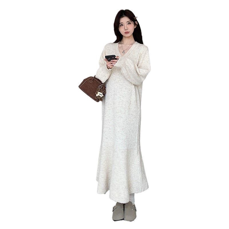 Haljina za trudnice - silueta sirene, pleteni chenille materijal, V-izrez, dugi rukavi, 90-95% elastan