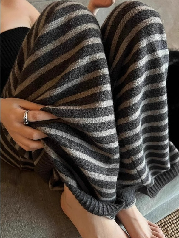 Hlače ravnog kroja od pamuk-poliester smjese, srednji pojas, duljina do poda, jesen 2025, elegantan uredski stil