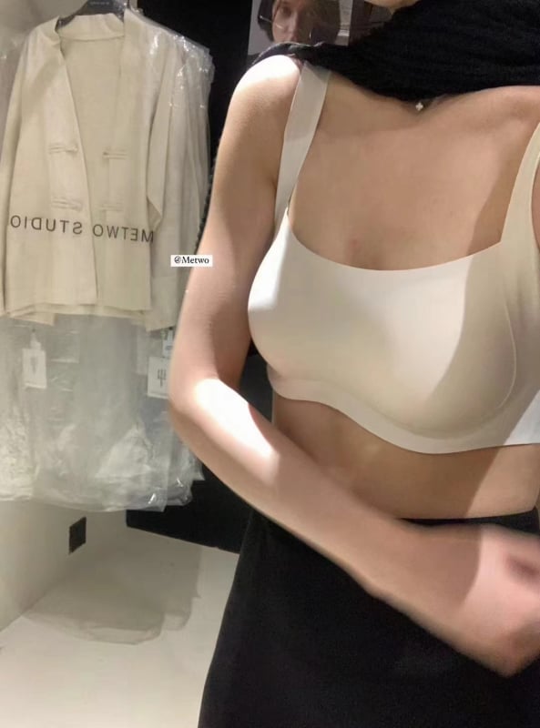 Sima integrált melltartó W-alakú puha támasztékkal, nylon fő anyag, nylon bélés, pohár anyaga: poliészter rost, stílus csőtop koreai stílus, hátul dupla sor csatokkal