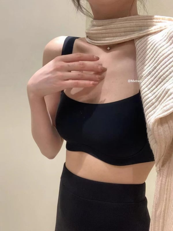 Sima integrált melltartó W-alakú puha támasztékkal, nylon fő anyag, nylon bélés, pohár anyaga: poliészter rost, stílus csőtop koreai stílus, hátul dupla sor csatokkal