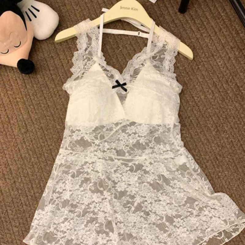 Nylon halter s V-izrezom i čipkom, top s ugrađenim grudnjakom i jastučićima, srednje duljine