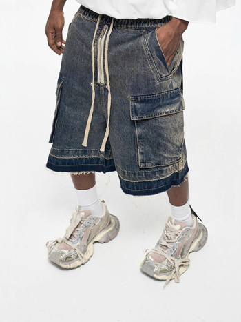 Traper kratke hlače s patentnim zatvaračem, opuštenog ravnog kroja, srednji pojas, bočne džepove, oprane i s poderanim rubovima