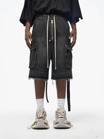 Traper kratke hlače s patentnim zatvaračem, opuštenog ravnog kroja, srednji pojas, bočne džepove, oprane i s poderanim rubovima