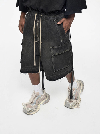 Traper kratke hlače s patentnim zatvaračem, opuštenog ravnog kroja, srednji pojas, bočne džepove, oprane i s poderanim rubovima