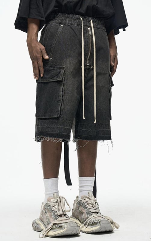 Traper kratke hlače s patentnim zatvaračem, opuštenog ravnog kroja, srednji pojas, bočne džepove, oprane i s poderanim rubovima