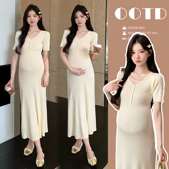 Rochie tricotată pentru gravide, decolteu în V, mâneci 3/4, bumbac 50–70% cu elastan <30%, croială A-line lungă, vară 2025