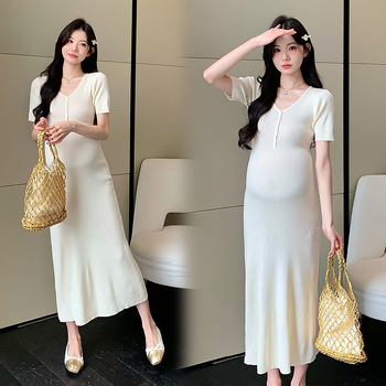 Rochie tricotată pentru gravide, decolteu în V, mâneci 3/4, bumbac 50–70% cu elastan <30%, croială A-line lungă, vară 2025