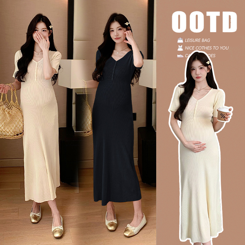 Rochie tricotată pentru gravide, decolteu în V, mâneci 3/4, bumbac 50–70% cu elastan <30%, croială A-line lungă, vară 2025