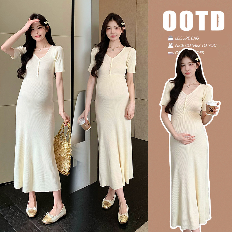 Rochie tricotată pentru gravide, decolteu în V, mâneci 3/4, bumbac 50–70% cu elastan <30%, croială A-line lungă, vară 2025