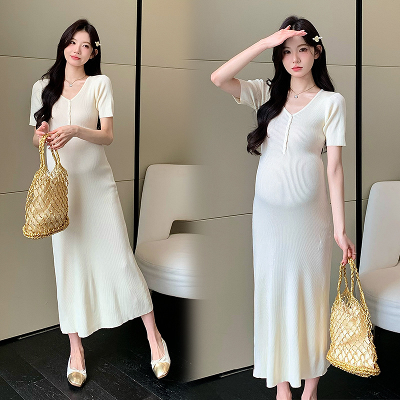 Rochie tricotată pentru gravide, decolteu în V, mâneci 3/4, bumbac 50–70% cu elastan <30%, croială A-line lungă, vară 2025