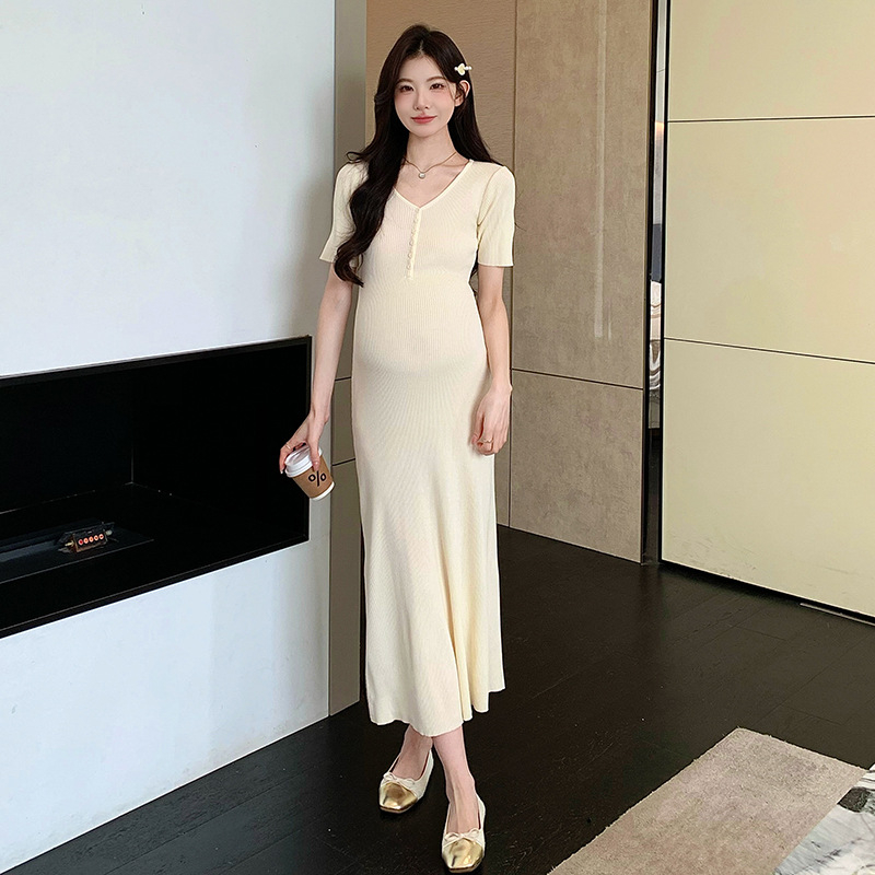 Rochie tricotată pentru gravide, decolteu în V, mâneci 3/4, bumbac 50–70% cu elastan <30%, croială A-line lungă, vară 2025