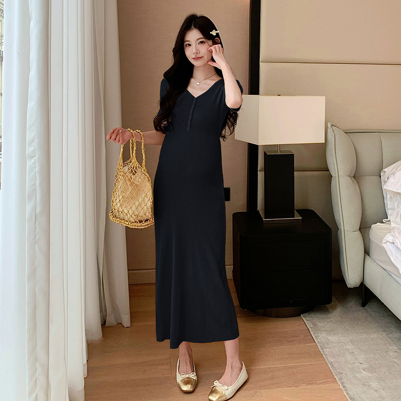 Rochie tricotată pentru gravide, decolteu în V, mâneci 3/4, bumbac 50–70% cu elastan <30%, croială A-line lungă, vară 2025