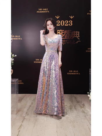 Duga večernja haljina sa šljokicama za hostesu — elegantan stil, patchwork detalji, poliester mix (30-50% / 50-70%), ljeto 2025