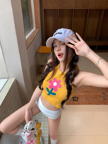 Női bikiniszett csészékkel, nylon 82% és poliészter bélés 18%, 340 g, vállpánt nélküli, virágos és csíkos minta