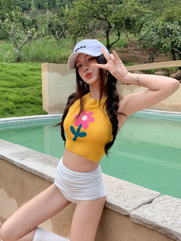 Női bikiniszett csészékkel, nylon 82% és poliészter bélés 18%, 340 g, vállpánt nélküli, virágos és csíkos minta