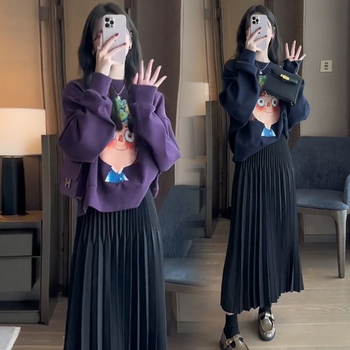 Set maternitate din două piese: hanorac lejer pentru toamnă‑iarna și fustă de lungime medie; model cu potrivire cromatică; material poliester 80–90% cu fibră acrilică; mâneci trei sferturi; stil street hipster