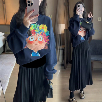 Set maternitate din două piese: hanorac lejer pentru toamnă‑iarna și fustă de lungime medie; model cu potrivire cromatică; material poliester 80–90% cu fibră acrilică; mâneci trei sferturi; stil street hipster