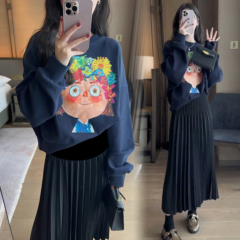 Set maternitate din două piese: hanorac lejer pentru toamnă‑iarna și fustă de lungime medie; model cu potrivire cromatică; material poliester 80–90% cu fibră acrilică; mâneci trei sferturi; stil street hipster