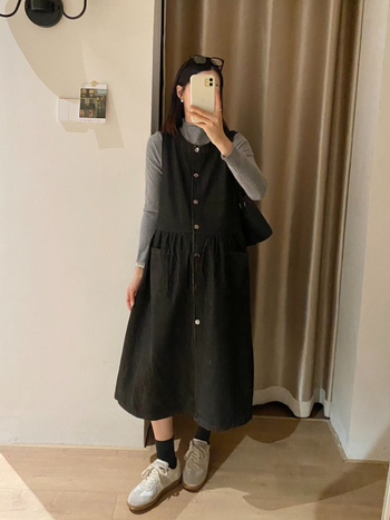 Εγκυμοσύνης φόρεμα από corduroy, χωρίς μανίκια, στρογγυλός λαιμός, μεσαίου μήκους, μονοχρωματικό σχέδιο, χειμερινή έκδοση 2024