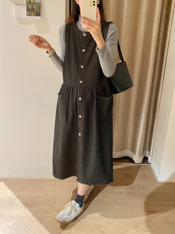 Εγκυμοσύνης φόρεμα από corduroy, χωρίς μανίκια, στρογγυλός λαιμός, μεσαίου μήκους, μονοχρωματικό σχέδιο, χειμερινή έκδοση 2024