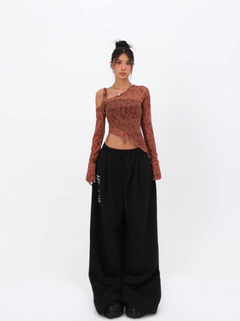 Djevojački komplet s kapuljačom i slobodnim strukom te ravnim hlačama – poliester 90–95%, otisak, proljeće 2025