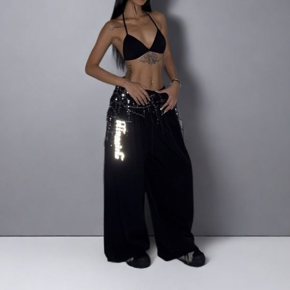 Djevojački komplet s kapuljačom i slobodnim strukom te ravnim hlačama – poliester 90–95%, otisak, proljeće 2025