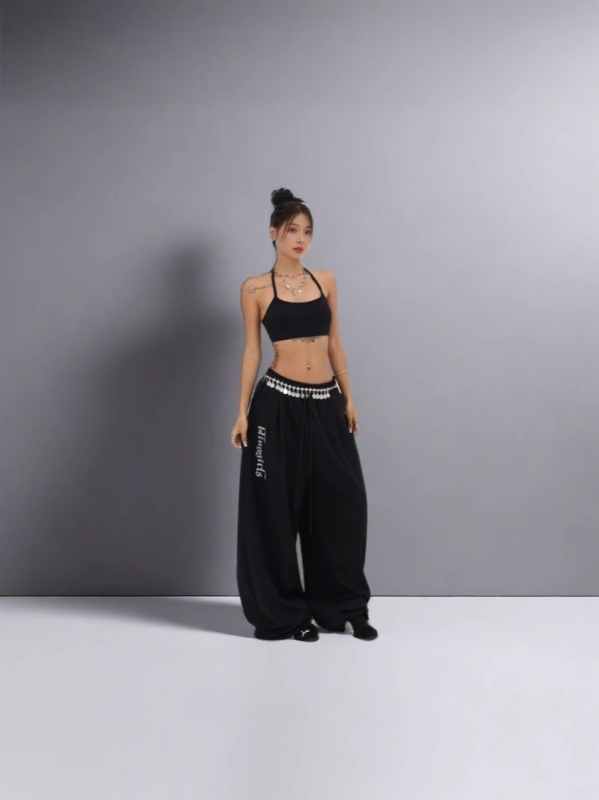 Djevojački komplet s kapuljačom i slobodnim strukom te ravnim hlačama – poliester 90–95%, otisak, proljeće 2025