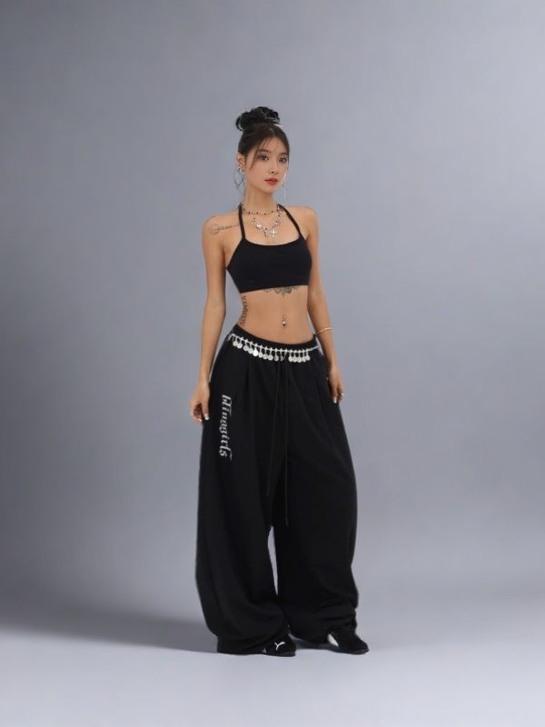 Djevojački komplet s kapuljačom i slobodnim strukom te ravnim hlačama – poliester 90–95%, otisak, proljeće 2025